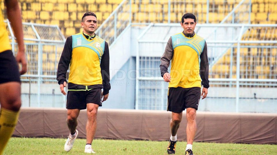 Cristian Gonzales (kiri) dan Esteban Vizcarra jadi pemain andalan Arema FC musim lalu. Copyright: &copy; Ian Setiawan/Indosport
